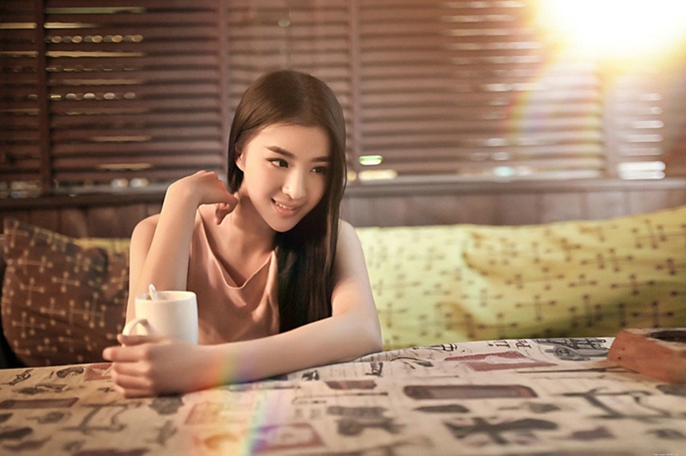 咖啡屋里笑容清纯氧气女神优雅甜美文静写真