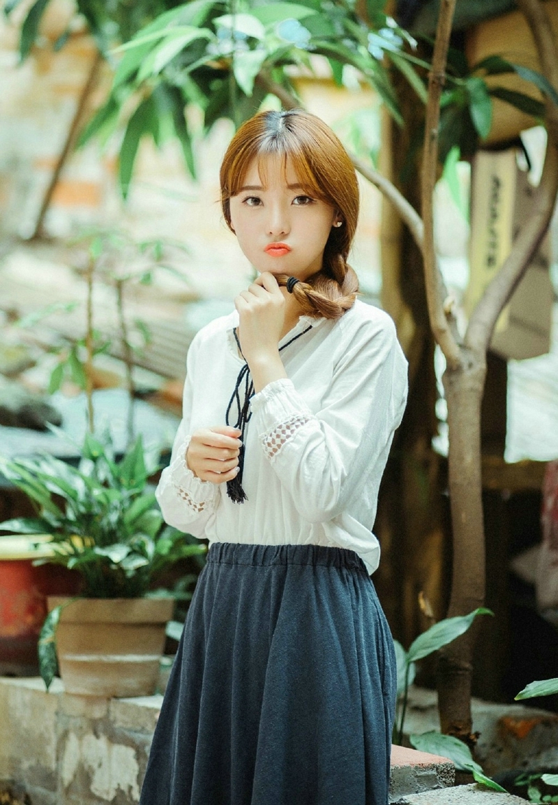 户外清新甜美麻花辫姑娘娇美写真