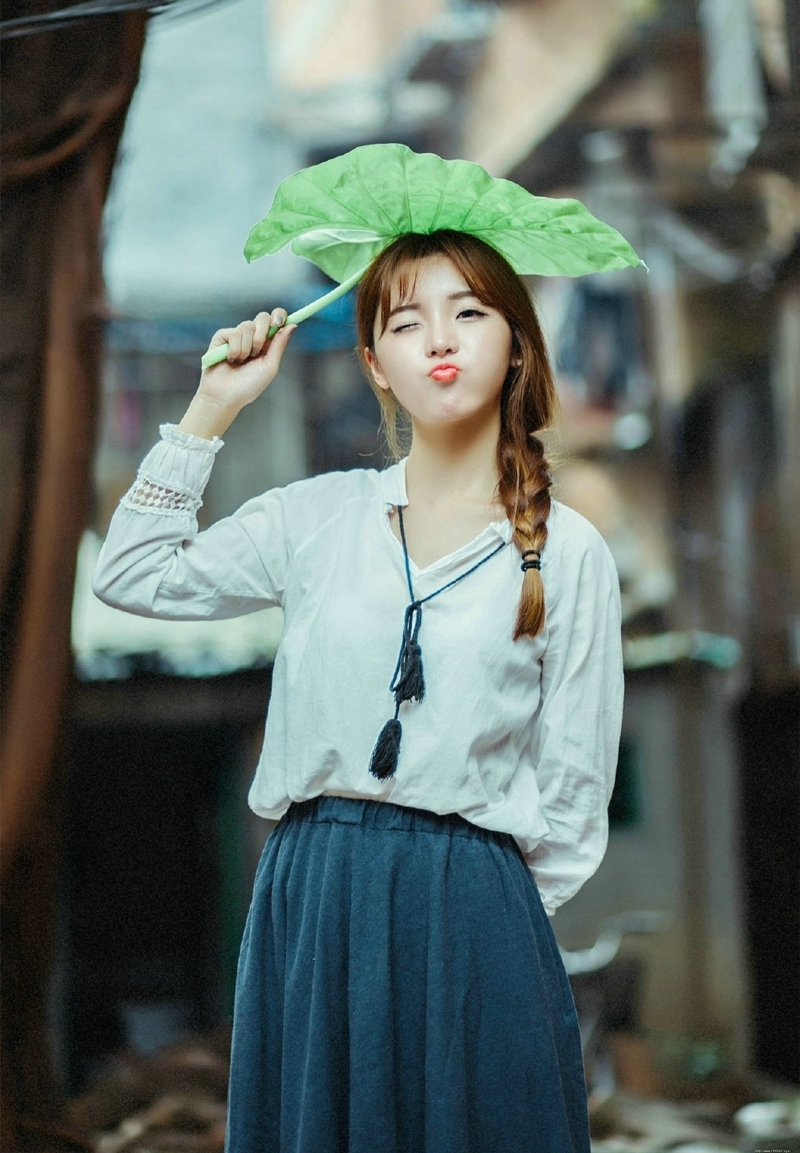 户外清新甜美麻花辫姑娘娇美写真