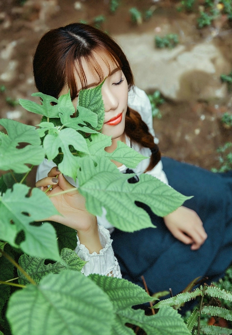 户外清新甜美麻花辫姑娘娇美写真