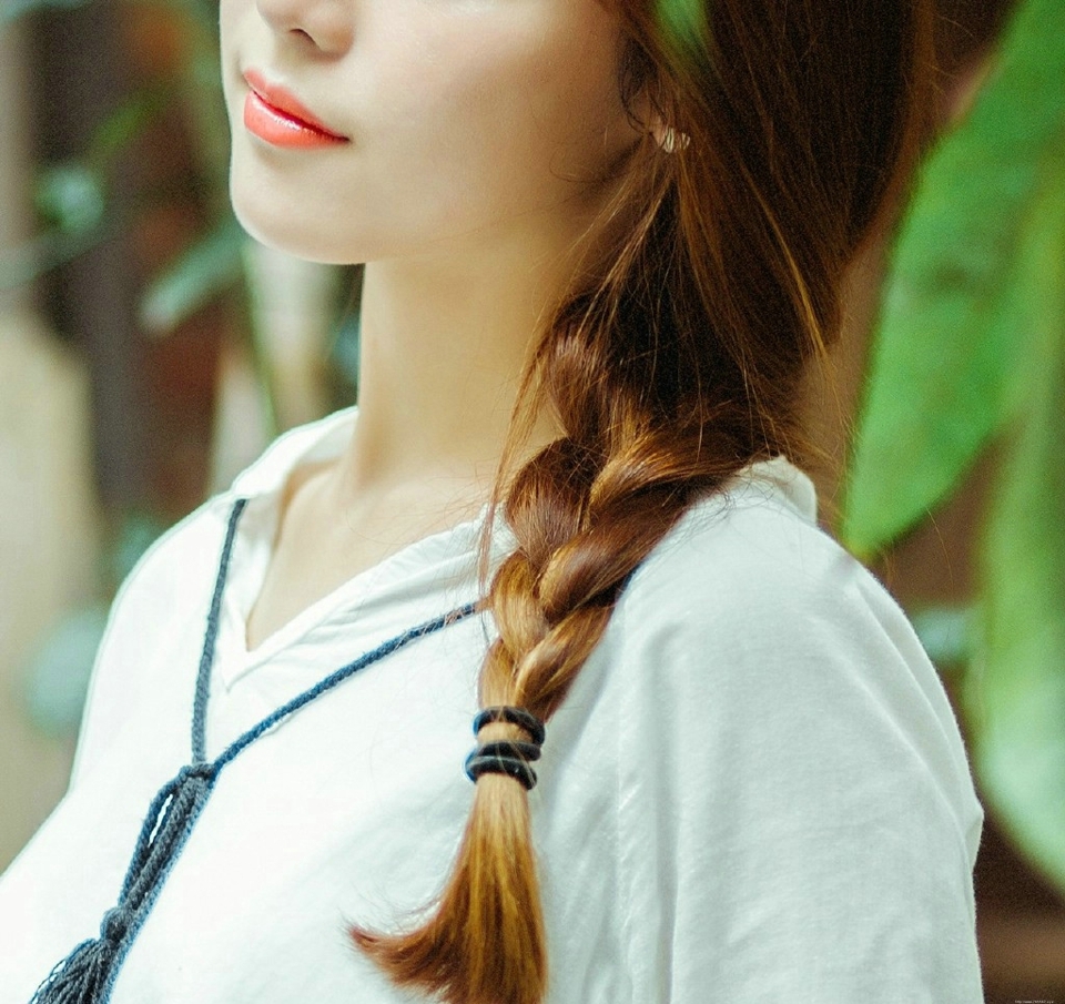 户外清新甜美麻花辫姑娘娇美写真