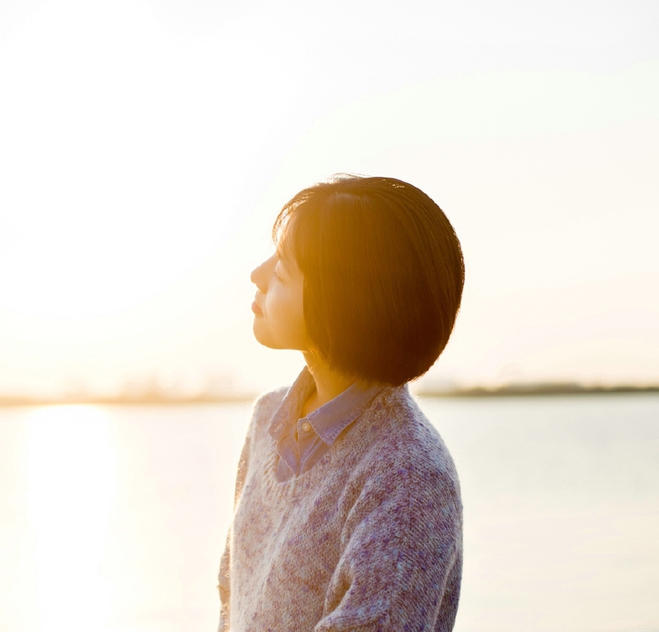 短发素雅美女户外草地上清新写真