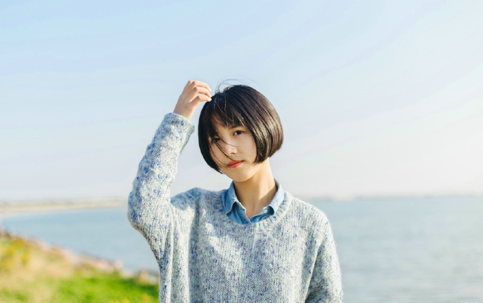 短发素雅美女户外草地上清新写真