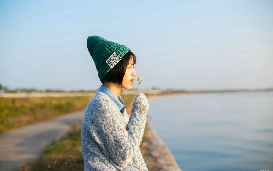 短发素雅美女户外草地上清新写真