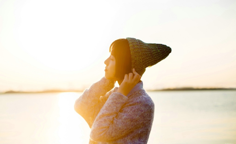 短发素雅美女户外草地上清新写真