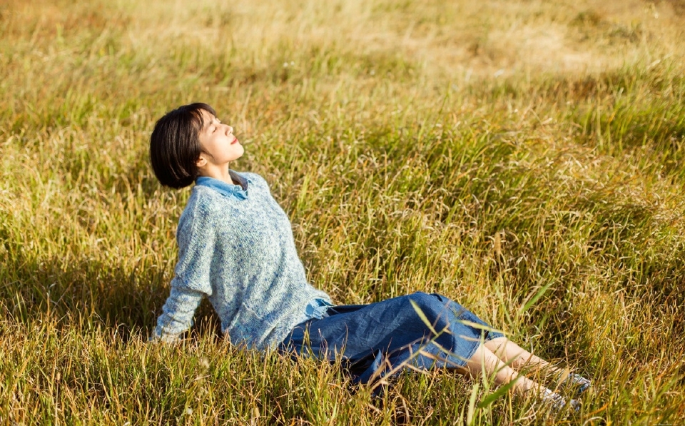 短发素雅美女户外草地上清新写真