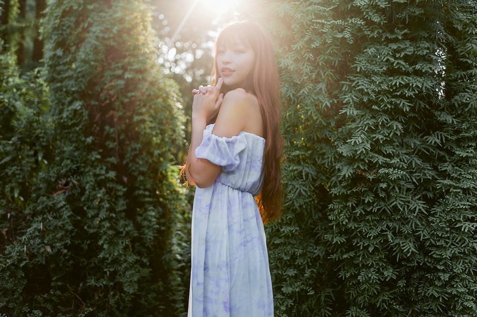 森林内的夏恋金发美女裸肩透视裙性感娇美