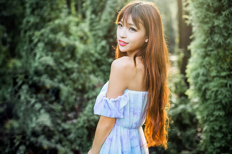 森林内的夏恋金发美女裸肩透视裙性感娇美