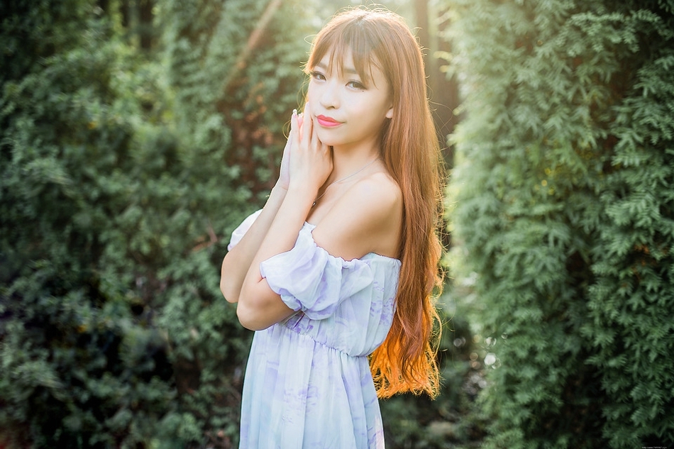 森林内的夏恋金发美女裸肩透视裙性感娇美