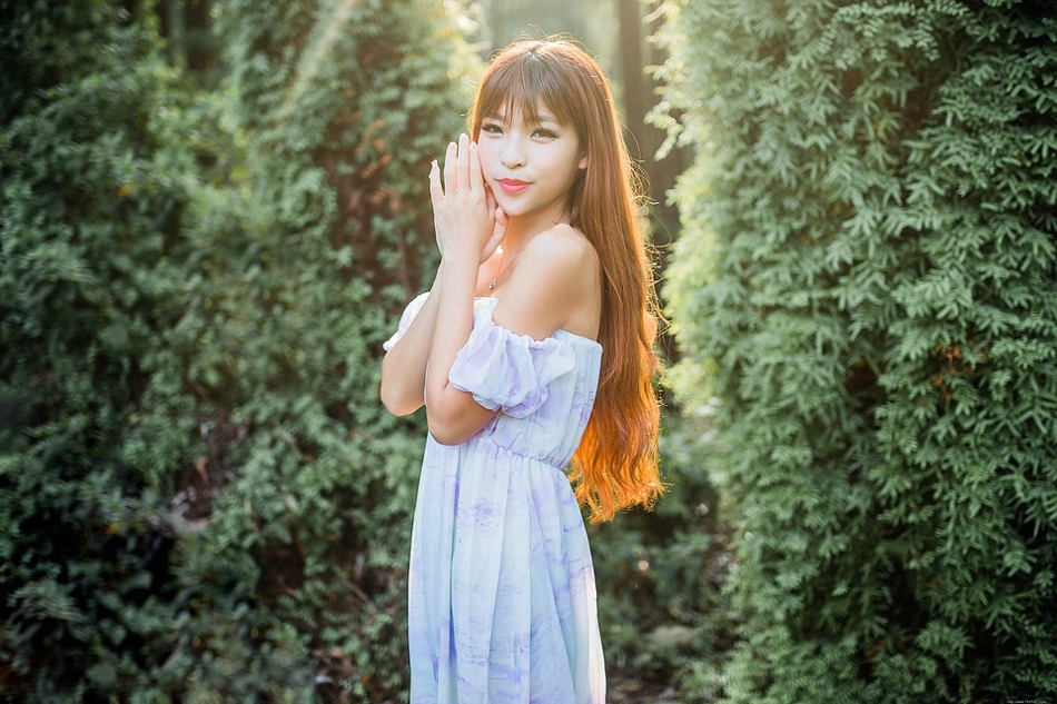 森林内的夏恋金发美女裸肩透视裙性感娇美