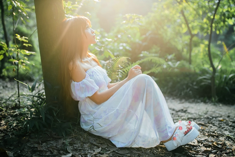 森林内的夏恋金发美女裸肩透视裙性感娇美