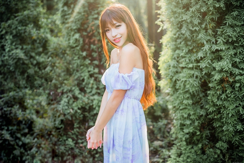 森林内的夏恋金发美女裸肩透视裙性感娇美