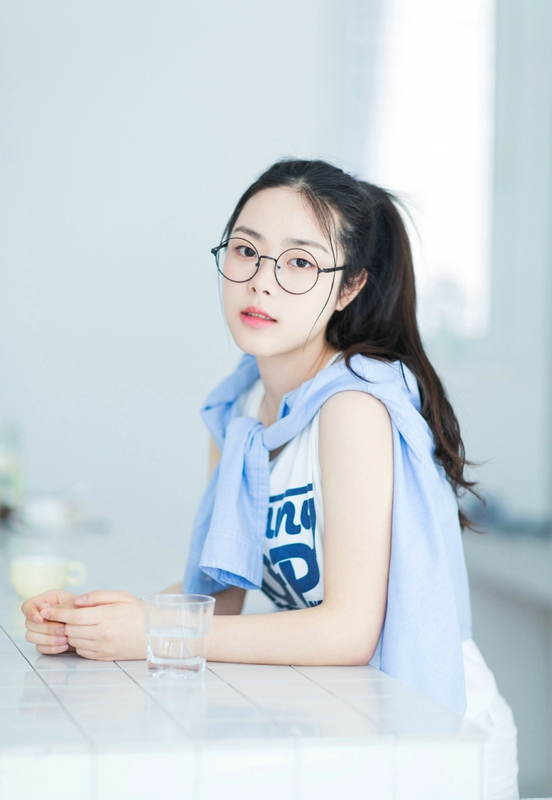 可爱眼镜少女白皙肌肤婴儿肥脸蛋