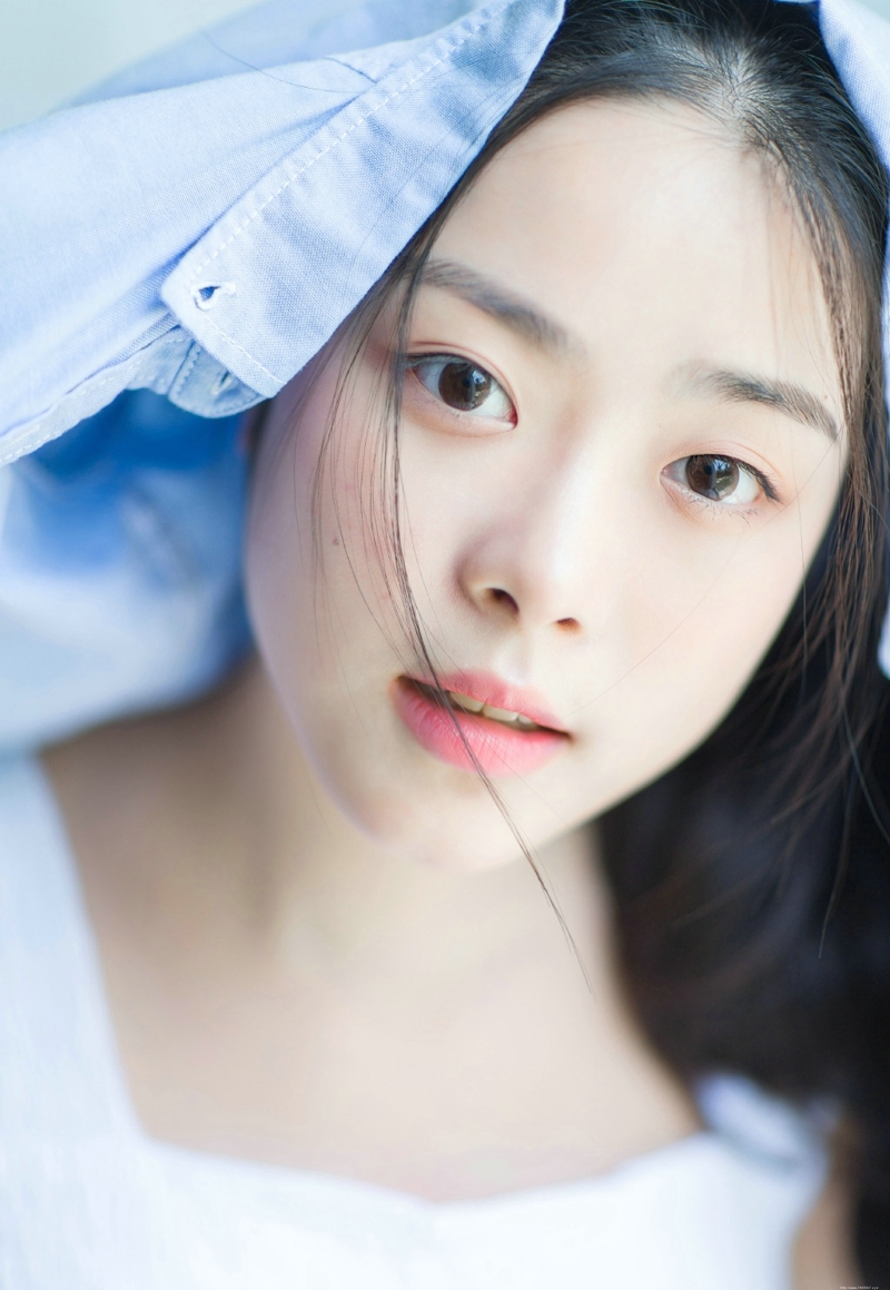 可爱眼镜少女白皙肌肤婴儿肥脸蛋