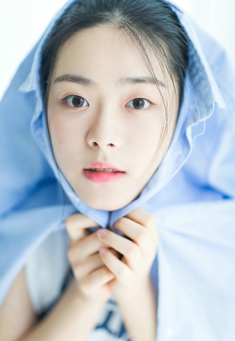 可爱眼镜少女白皙肌肤婴儿肥脸蛋