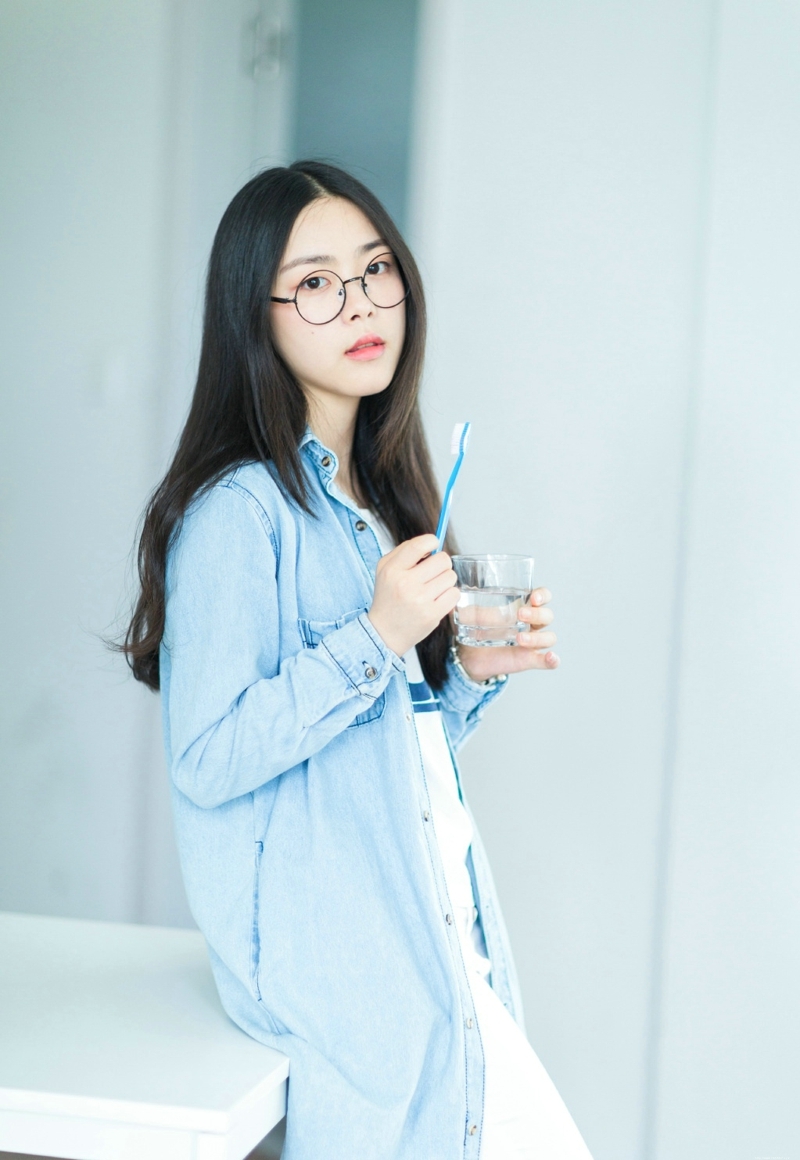 可爱眼镜少女白皙肌肤婴儿肥脸蛋