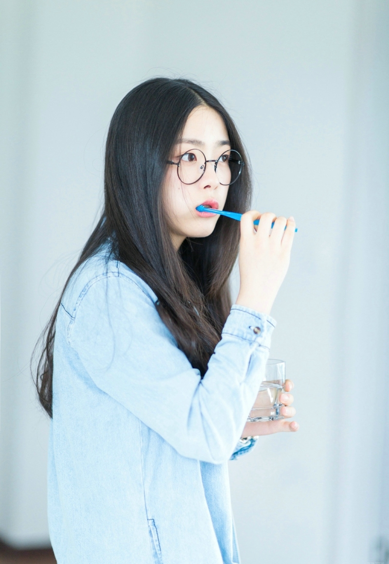 可爱眼镜少女白皙肌肤婴儿肥脸蛋