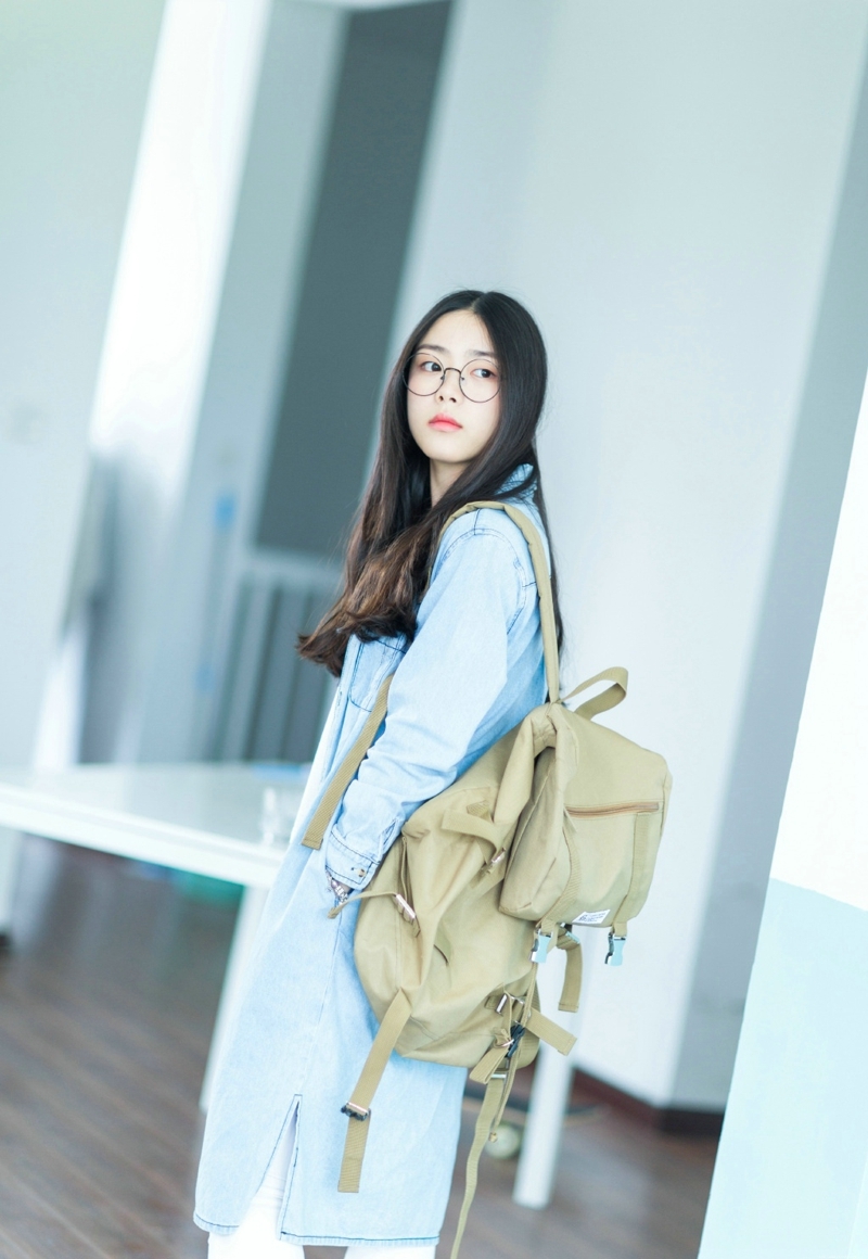 可爱眼镜少女白皙肌肤婴儿肥脸蛋