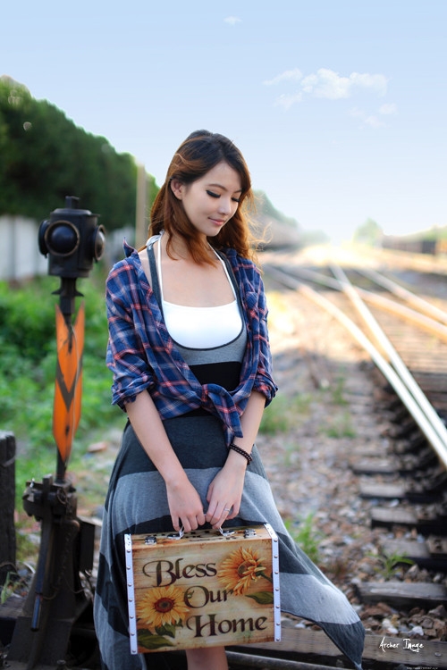 潮搭美女废弃铁轨唯美写真