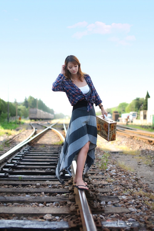 潮搭美女废弃铁轨唯美写真
