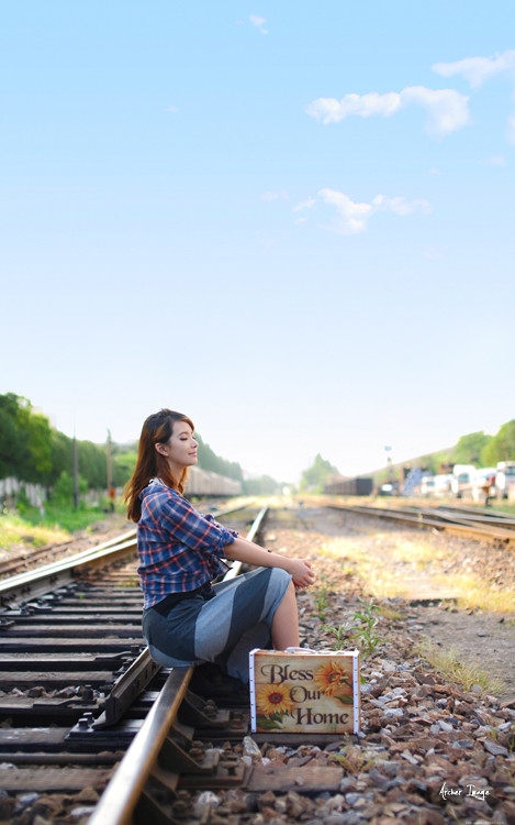 潮搭美女废弃铁轨唯美写真