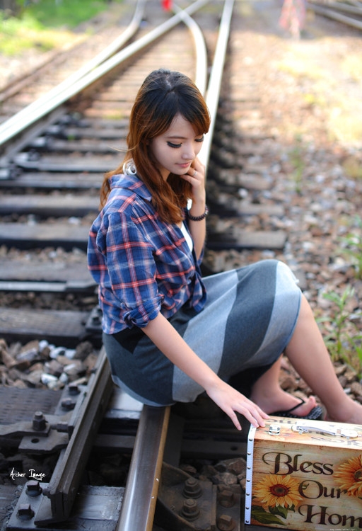 潮搭美女废弃铁轨唯美写真