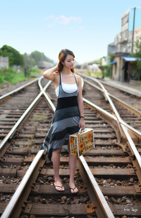潮搭美女废弃铁轨唯美写真