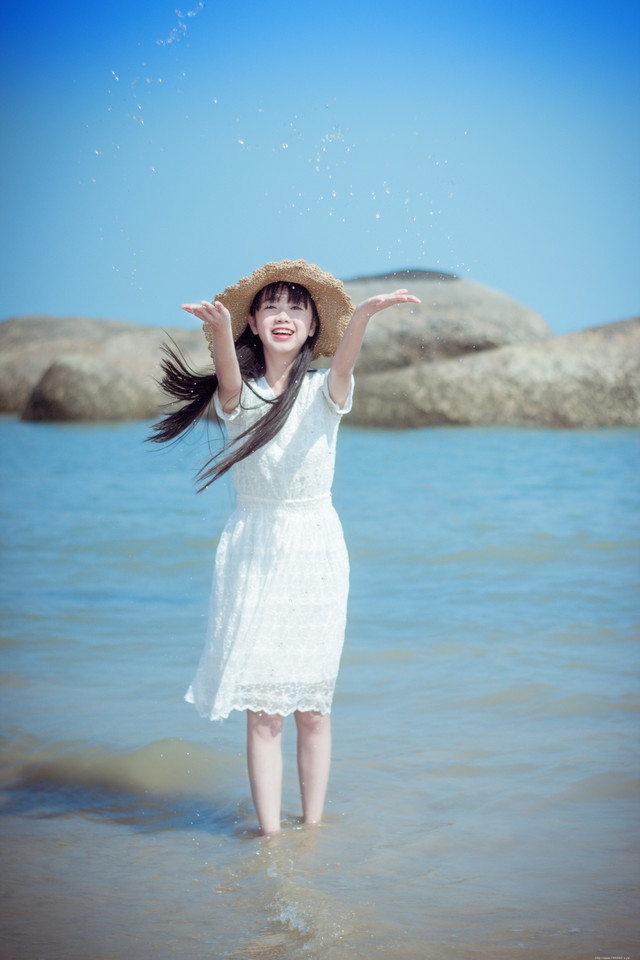 笑靥如花草帽美女海风扬起你的长发悠然自得