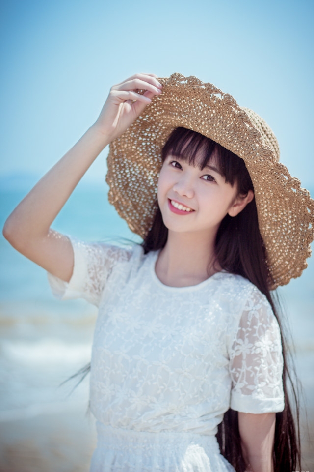 笑靥如花草帽美女海风扬起你的长发悠然自得