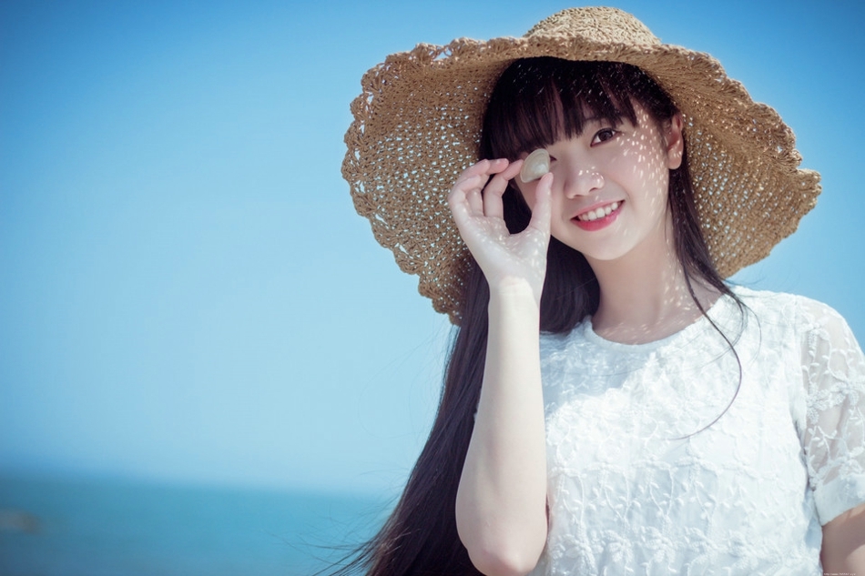 笑靥如花草帽美女海风扬起你的长发悠然自得