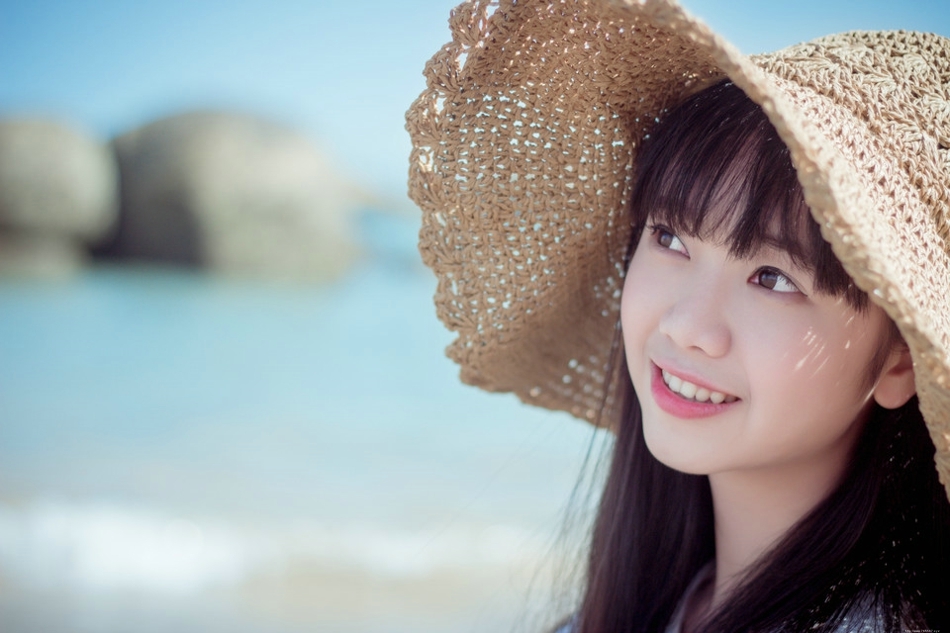 笑靥如花草帽美女海风扬起你的长发悠然自得