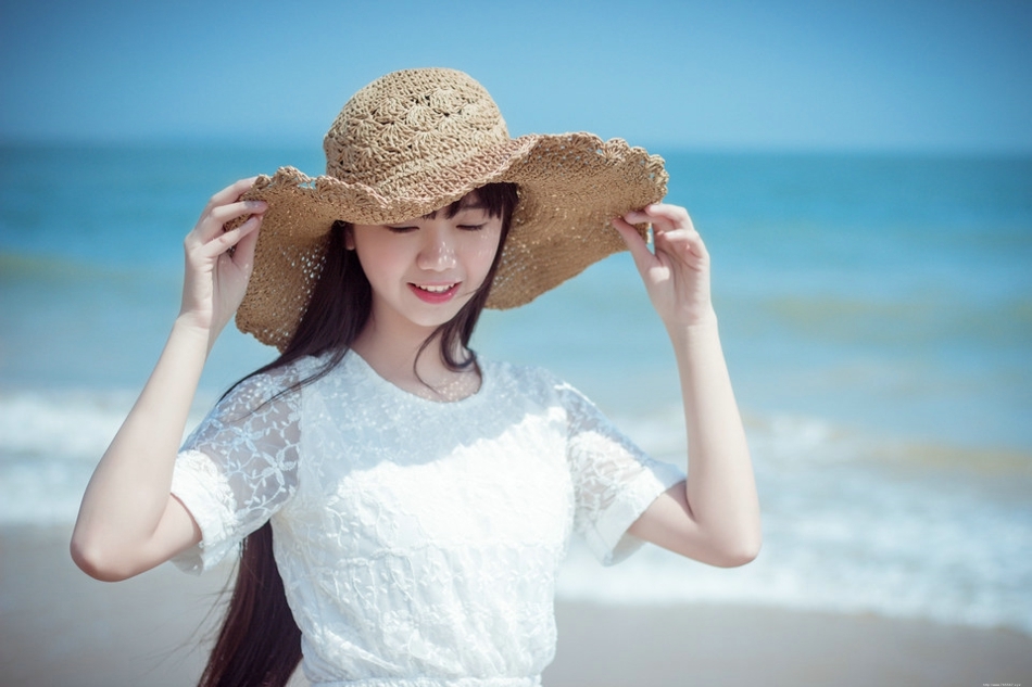 笑靥如花草帽美女海风扬起你的长发悠然自得