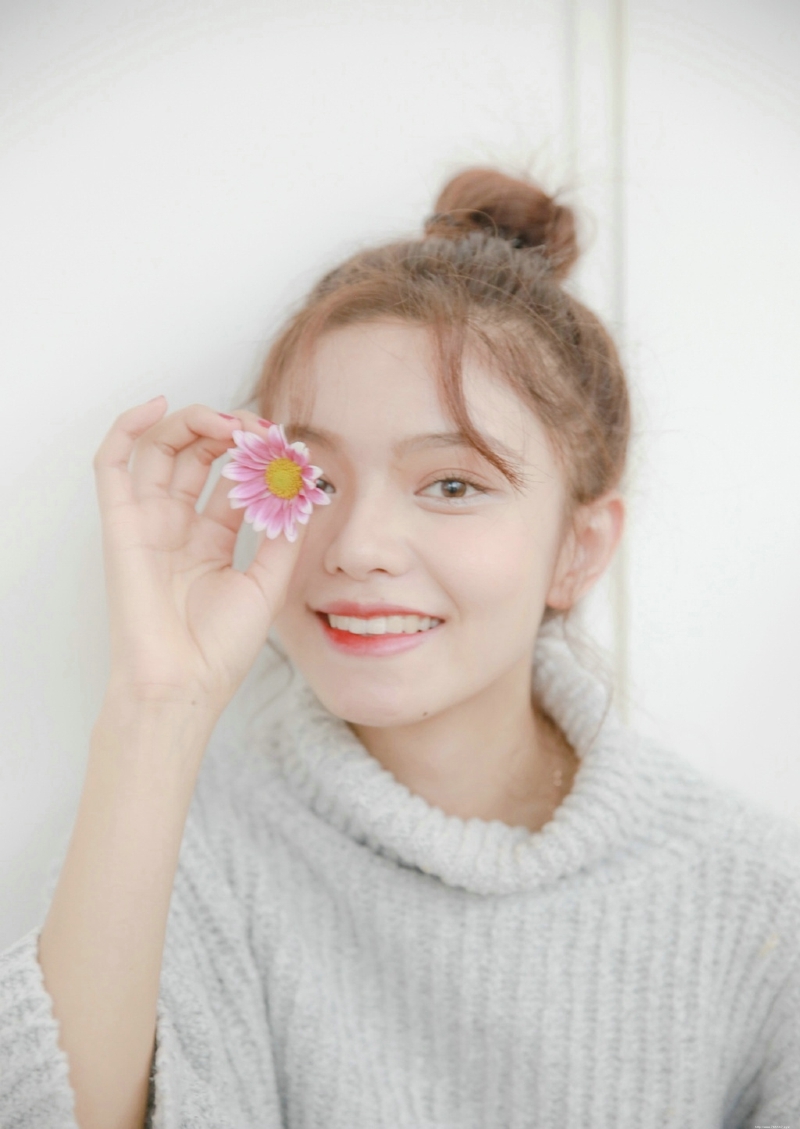 清新丸子头毛衣少女灵动美眸养眼写真