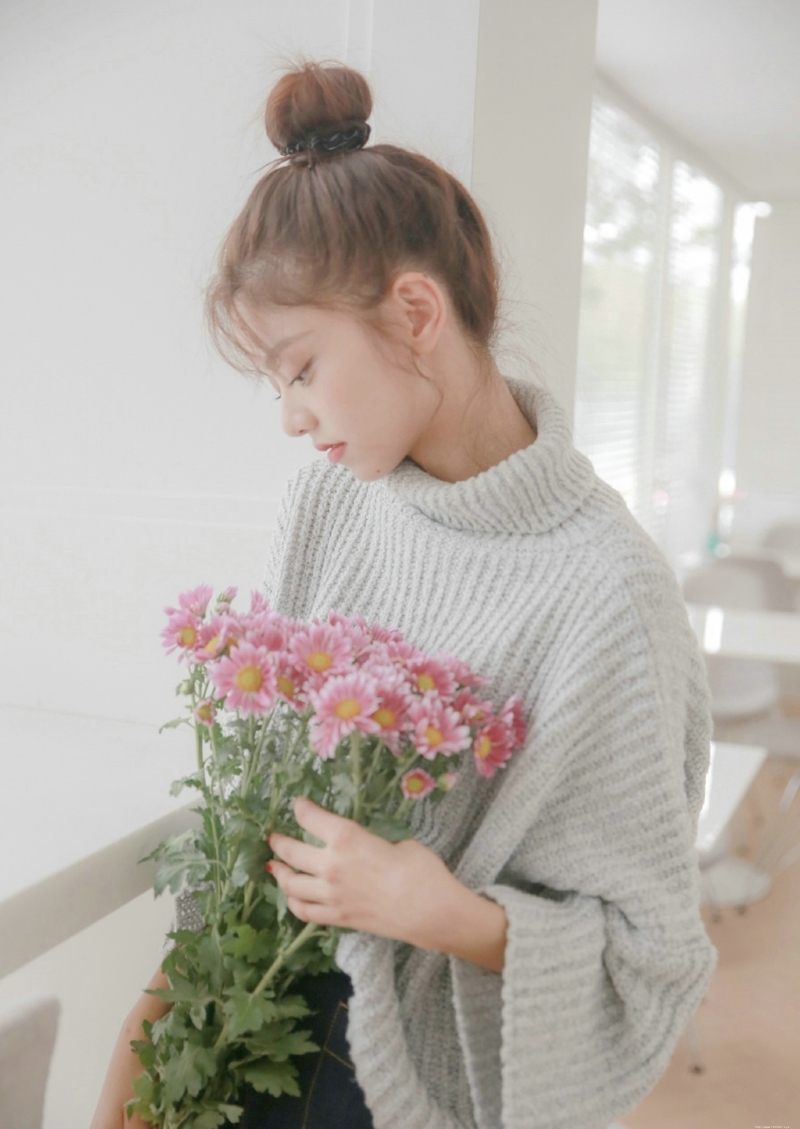 清新丸子头毛衣少女灵动美眸养眼写真