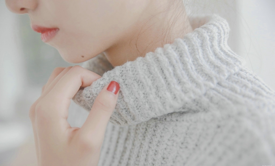 清新丸子头毛衣少女灵动美眸养眼写真