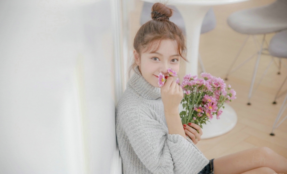 清新丸子头毛衣少女灵动美眸养眼写真