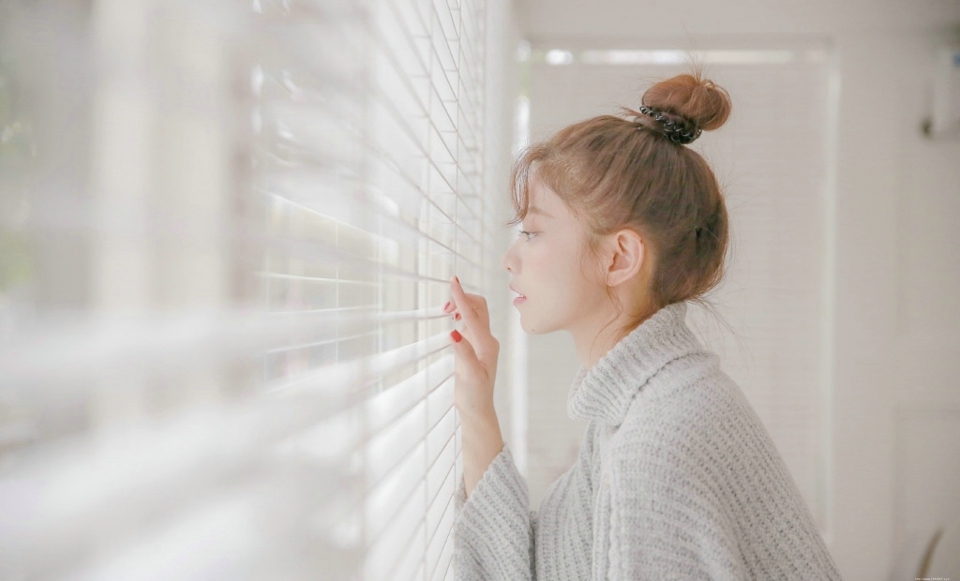 清新丸子头毛衣少女灵动美眸养眼写真