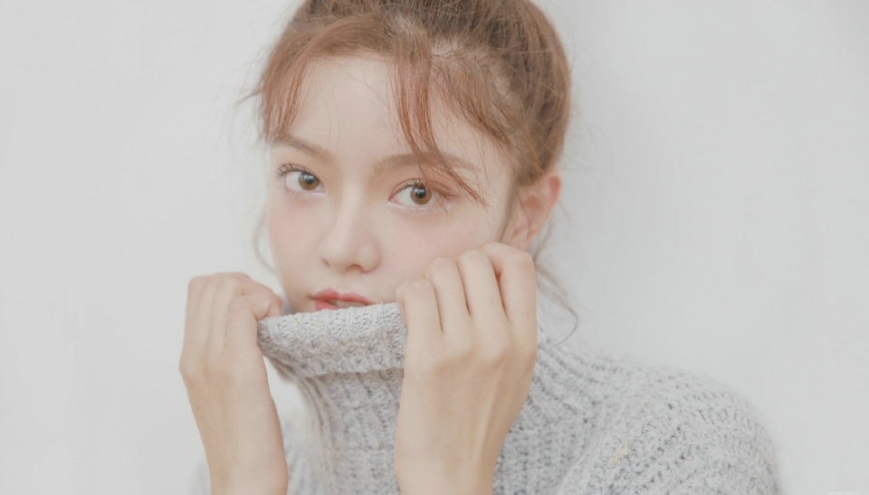 清新丸子头毛衣少女灵动美眸养眼写真