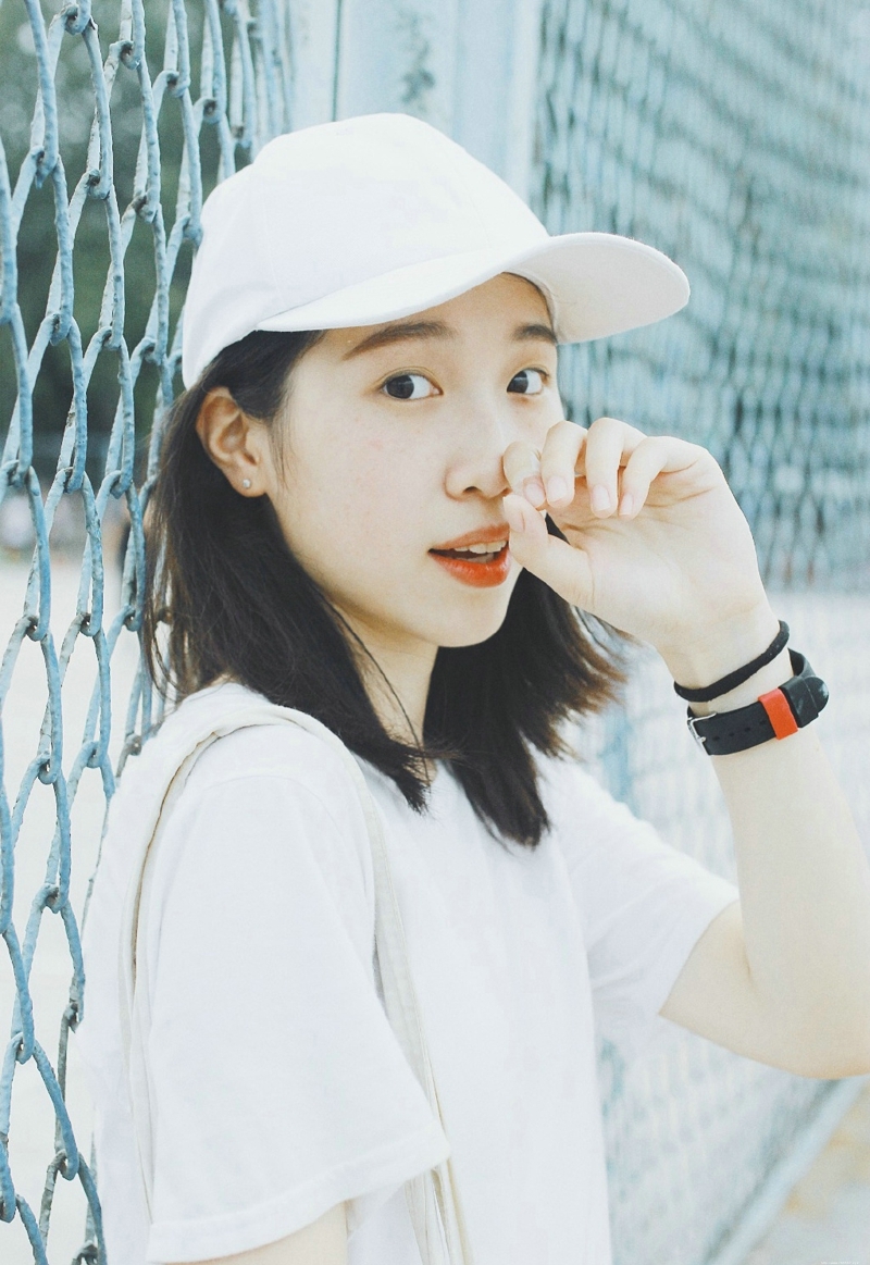 夏日白T牛仔裤清新棒球帽少女可爱嘟嘴