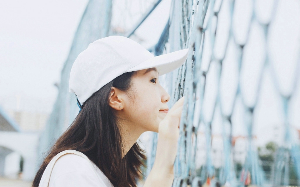 夏日白T牛仔裤清新棒球帽少女可爱嘟嘴