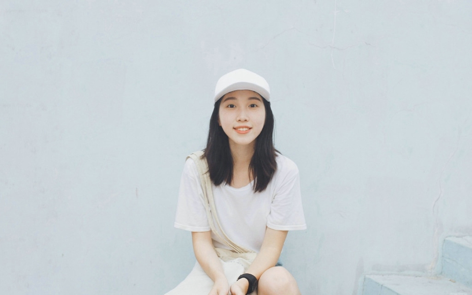 夏日白T牛仔裤清新棒球帽少女可爱嘟嘴