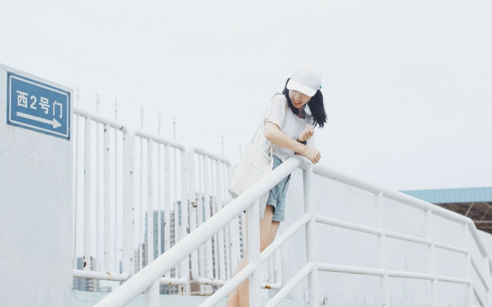 夏日白T牛仔裤清新棒球帽少女可爱嘟嘴