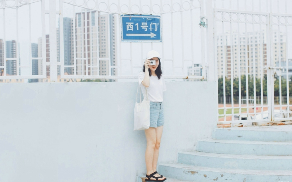 夏日白T牛仔裤清新棒球帽少女可爱嘟嘴