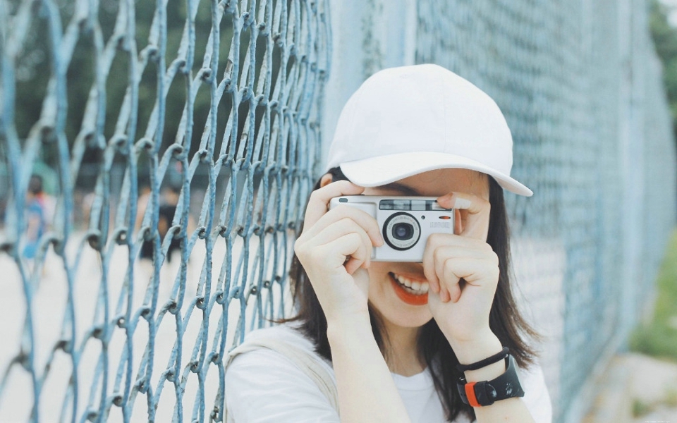 夏日白T牛仔裤清新棒球帽少女可爱嘟嘴