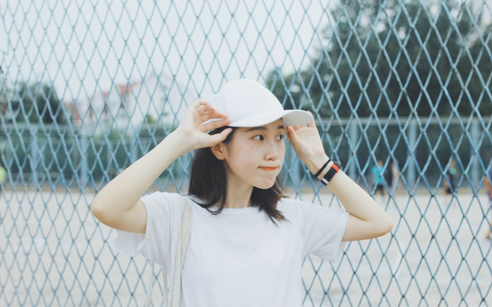 夏日白T牛仔裤清新棒球帽少女可爱嘟嘴