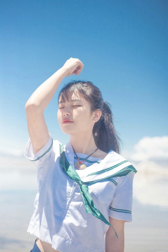 穿越时空的少女学生装眼神迷离河水中行走