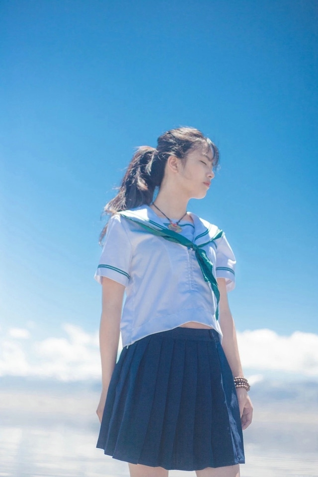 穿越时空的少女学生装眼神迷离河水中行走