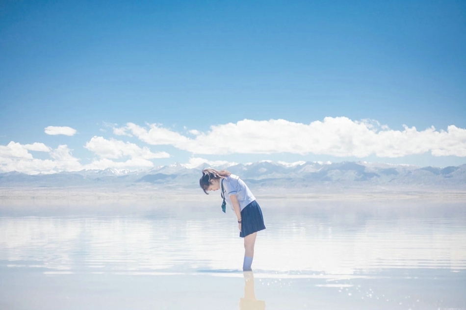 穿越时空的少女学生装眼神迷离河水中行走