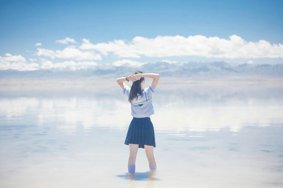穿越时空的少女学生装眼神迷离河水中行走