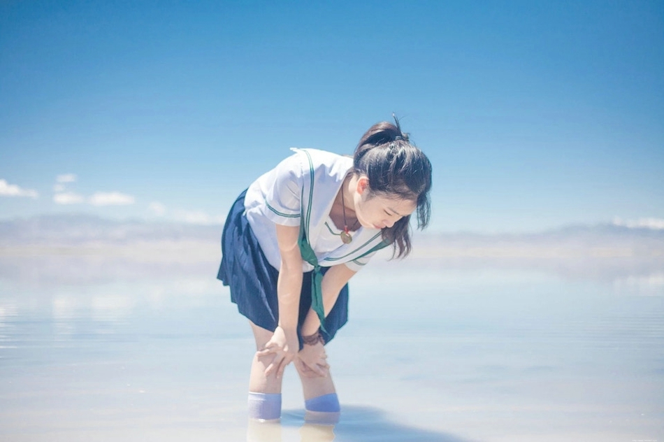 穿越时空的少女学生装眼神迷离河水中行走